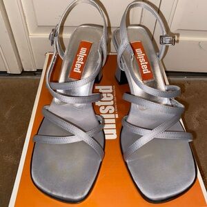 Kenneth Cole Unlisted.
Like new with box.
Women’s size 7, Silver